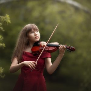 девочка играет на скрипке